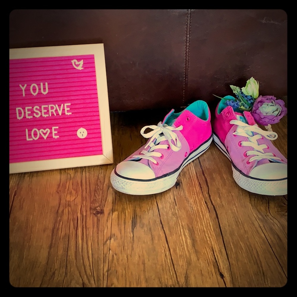 2️⃣ tone hot pink Converse